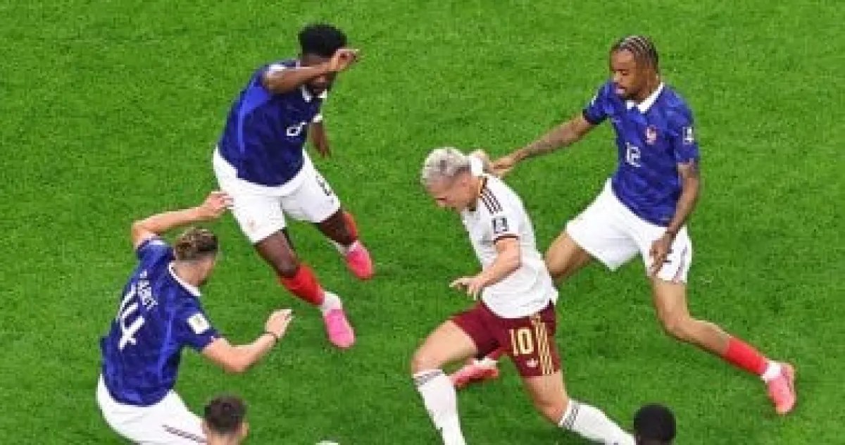 إسبانيا تتقدم 2-0 على فرنسا في نصف نهائي المونديال إسبانيا تتقدم 2-0 على فرنسا في نصف نهائي المونديال