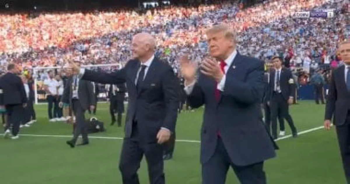 روميرو يتجاهل مصافحة ترامب في نهائي كأس العالم.. الجدل يشتعل روميرو يتجاهل مصافحة ترامب في نهائي كأس العالم.. الجدل يشتعل