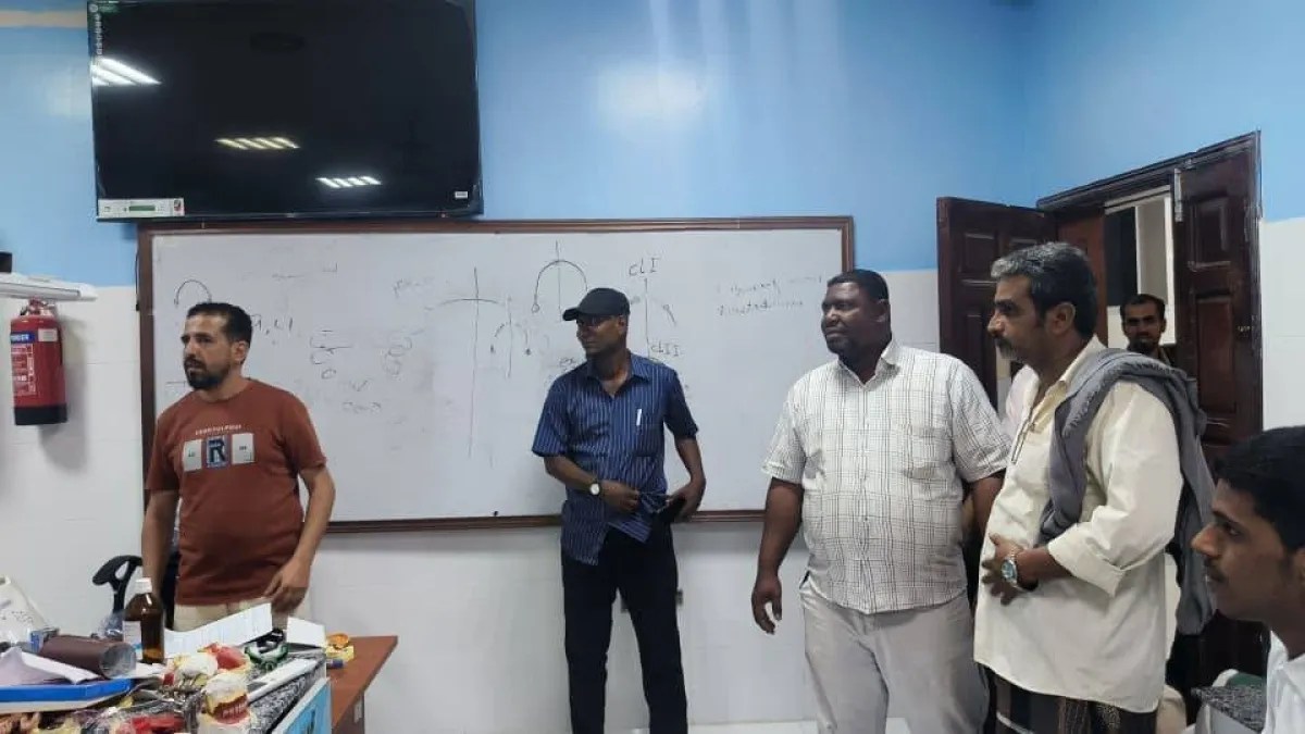 معلمو مجمع سبأ التعليمي بالمكلا يضربون عن العمل احتجاجاً على تأخر الرواتب معلمو مجمع سبأ التعليمي بالمكلا يضربون عن العمل احتجاجاً على تأخر الرواتب