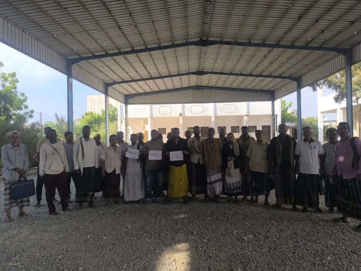 معلمو ثانوية ابن سينا بالمكلا يحتجون على عقود جديدة ويطالبون بمراجعة بنودها