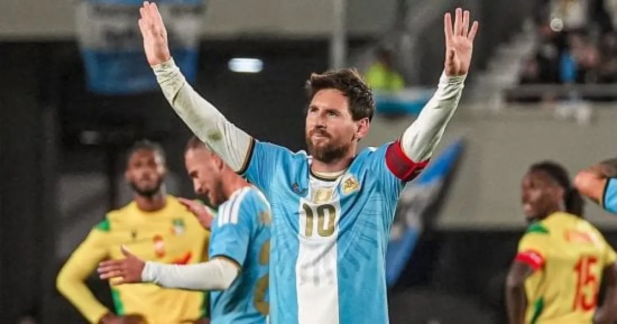 منتخب بنين يكرم ميسي وزوجته بتمثال الأمازون في وداعية المنتخب