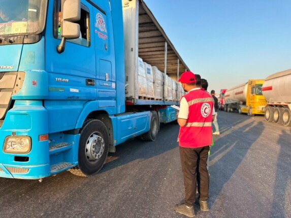 قافلة مصرية جديدة تحمل المساعدات إلى غزة.. &laquo;زاد العزة&raquo; تواصل دعم الفلسطينيين