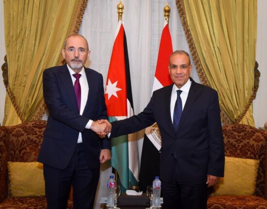 وزير الخارجية المصري يبحث نظيره الأردني مواصلة دفع آلية التعاون الثلاثي مع العراق وتطورات القضية الفلسطينية