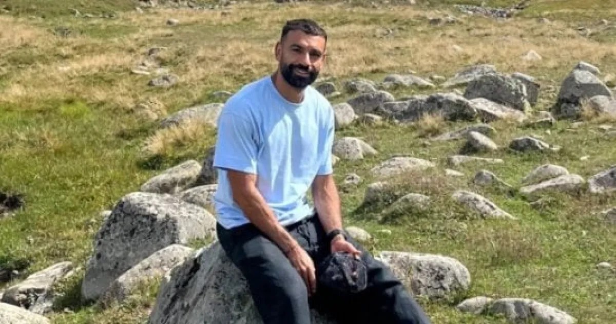 سرقة لافتة ومقعد محمد صلاح في طرابزون تثير جدلاً واسعاً