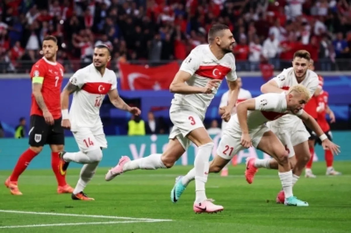 ديميرال يزين قائمة تركيا النهائية للمونديال.. واستبعاد مفاجئ لأكتشيشيك ديميرال يزين قائمة تركيا النهائية للمونديال.. واستبعاد مفاجئ لأكتشيشيك
