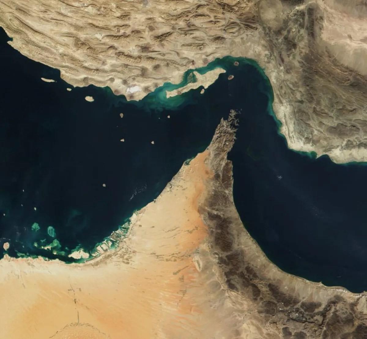 سنتكوم تنفي سيطرة إيران على مضيق هرمز
