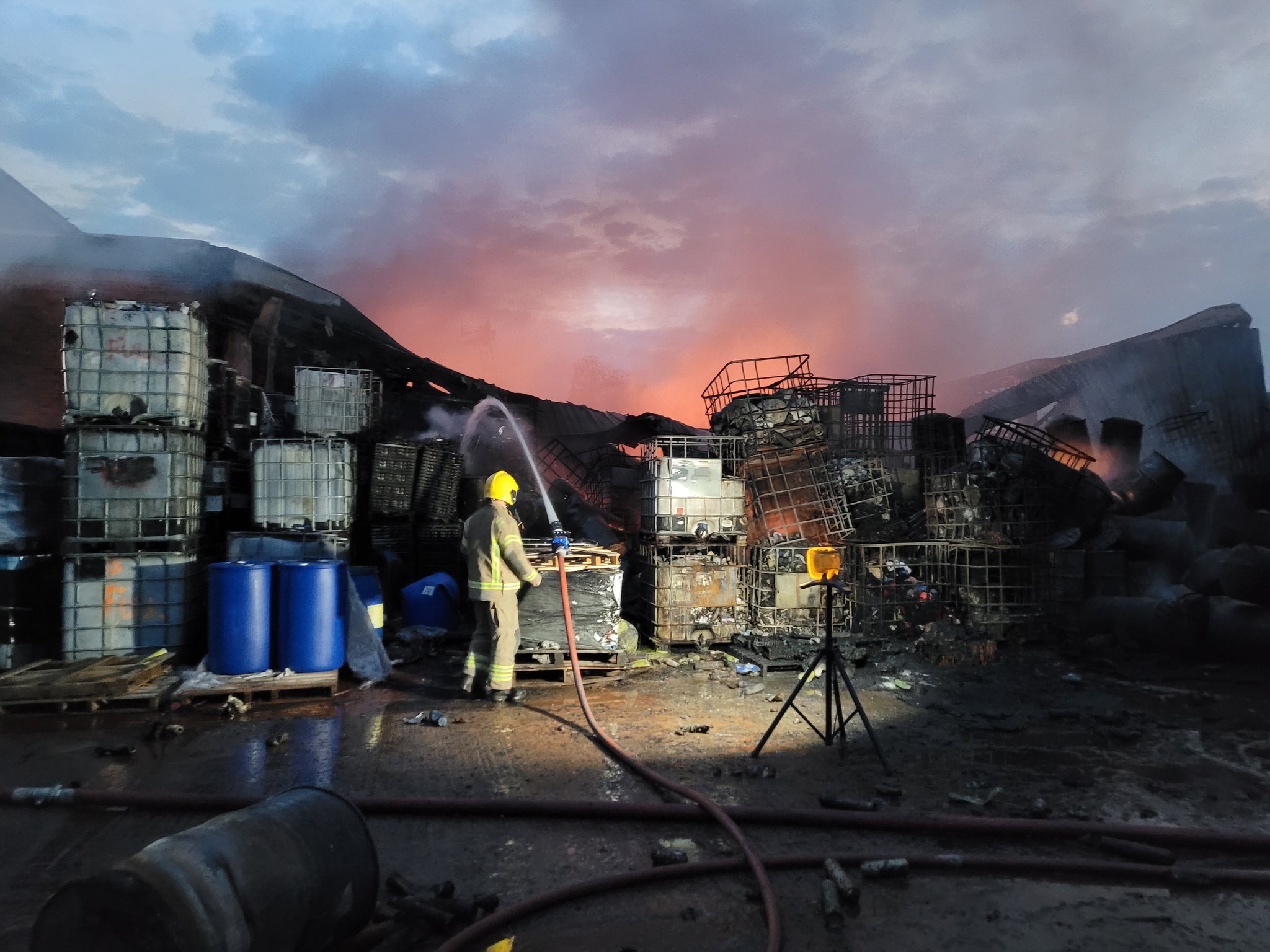 Firefighters are currently dealing with a large industrial fire in kidderminster this afternoon. 0upjr7h45rjotm