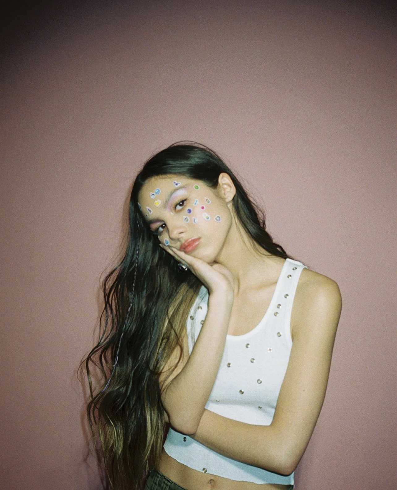 Olivia rodrigo's sour is the latest in a long line to borrow the look of diy, teenage collage. Aesthetic Olivia Rodrigo Computer Wallpaper Olivia Rodrigo Wallpaper Nawpic Only The Best Aesthetic Wallpapers Legitbeauti