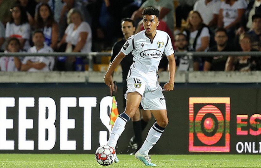 His jersey number is 12.gustavo assunção statistics and career statistics, live sofascore ratings, heatmap and goal video highlights may be available on sofascore for some of gustavo assunção and fc famalicão matches. Gustavo Assuncao Comemora Vitoria Do Lider Famalicao Sobre O Sporting Lance