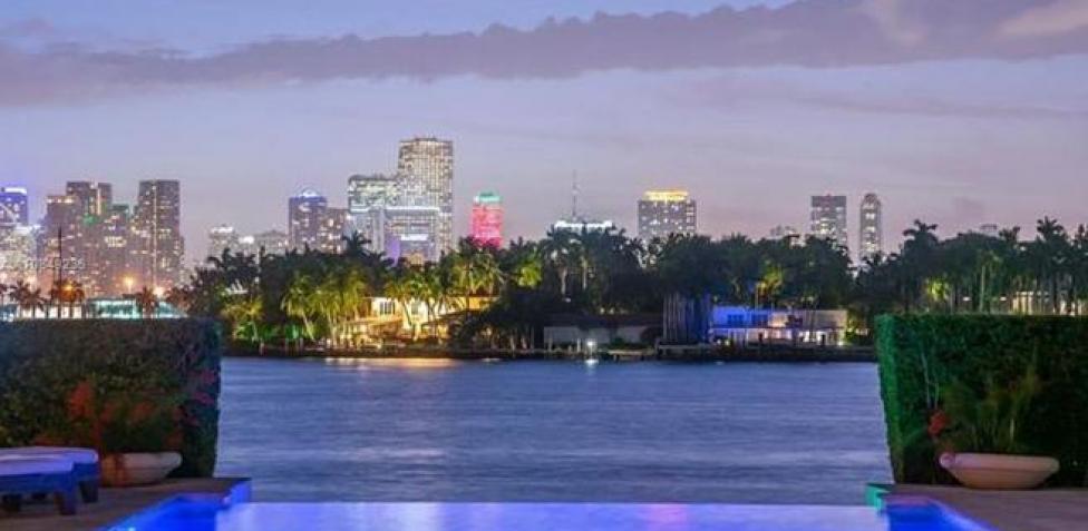 Una mansión en miami ha sido el escenario que ha escogido la pareja del momento para vivir los primeros días de su romance. La Espectacular Mansion De Jennifer Lopez Y Alex Rodriguez De 40 Millones En Miami