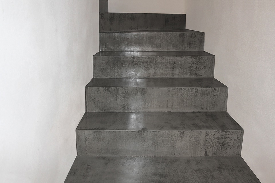 Telefona per richiedere un preventivo gratuito. Scale | microcemento Microtopping | Venezia - Lemiro Srl