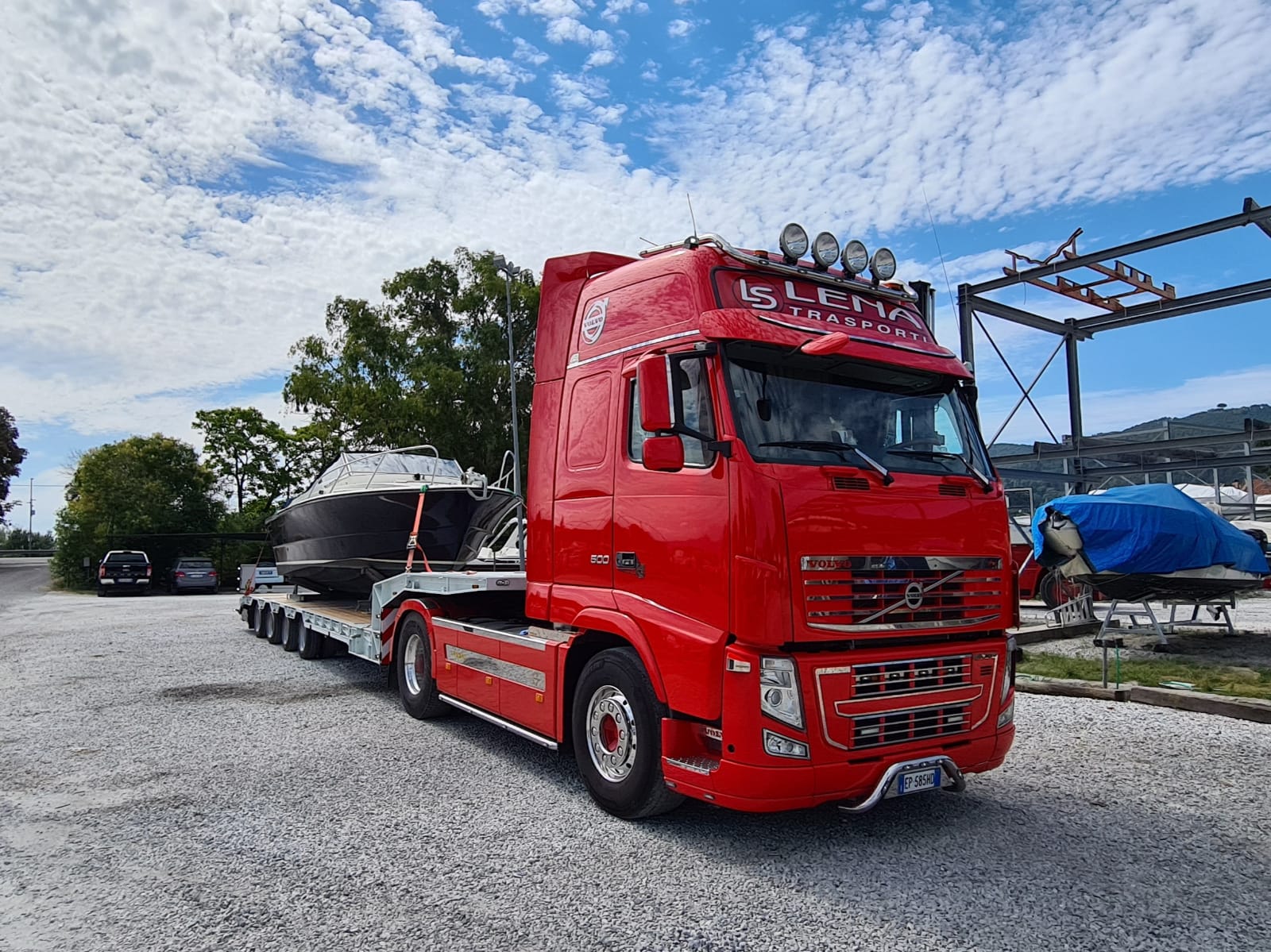 Trasporto eccezionale con collo d'oca di imbarcazioni