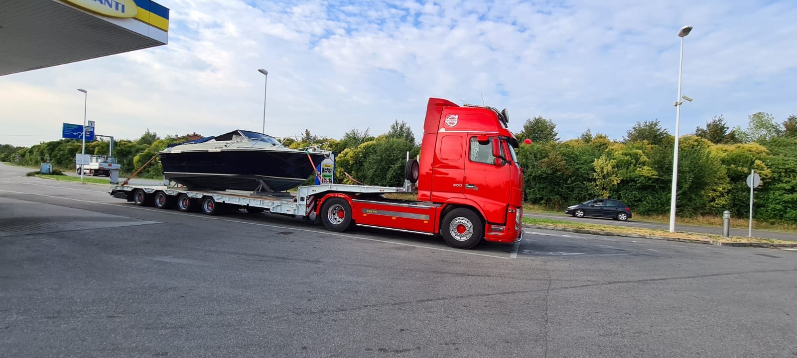 Trasporto eccezionale con collo d'oca di imbarcazioni