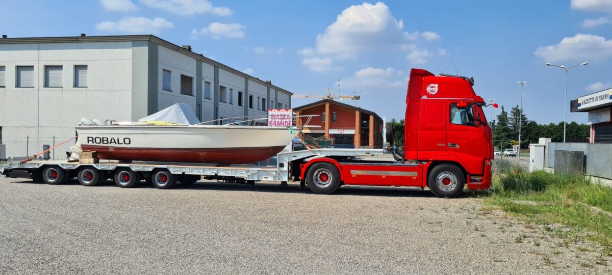 Trasporto eccezionale con collo d'oca di imbarcazioni