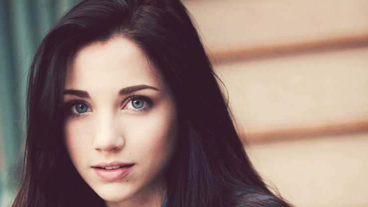 I capelli neri con i riflessi blu donano raffinatezza al viso ma solo alcuni tagli si prestano bene a questo colore: Bellezza femminile: le donne "inverno" | LifeGate
