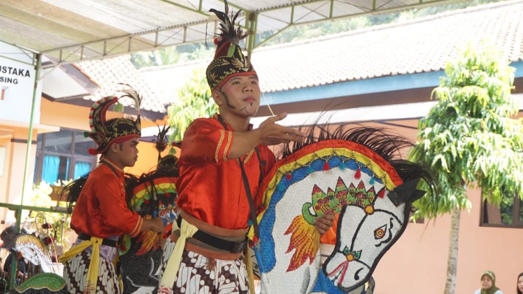 Tari Kuda Lumping: Refleksi Semangat Heroisme dan Kemiliteran – LPM Dimensi