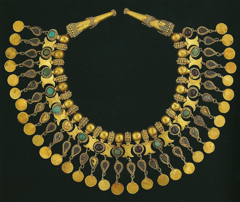 Handgegraveerde sieraden met naam, een mooie quote, data, of de initialen van je geliefden. The History Of The Alans