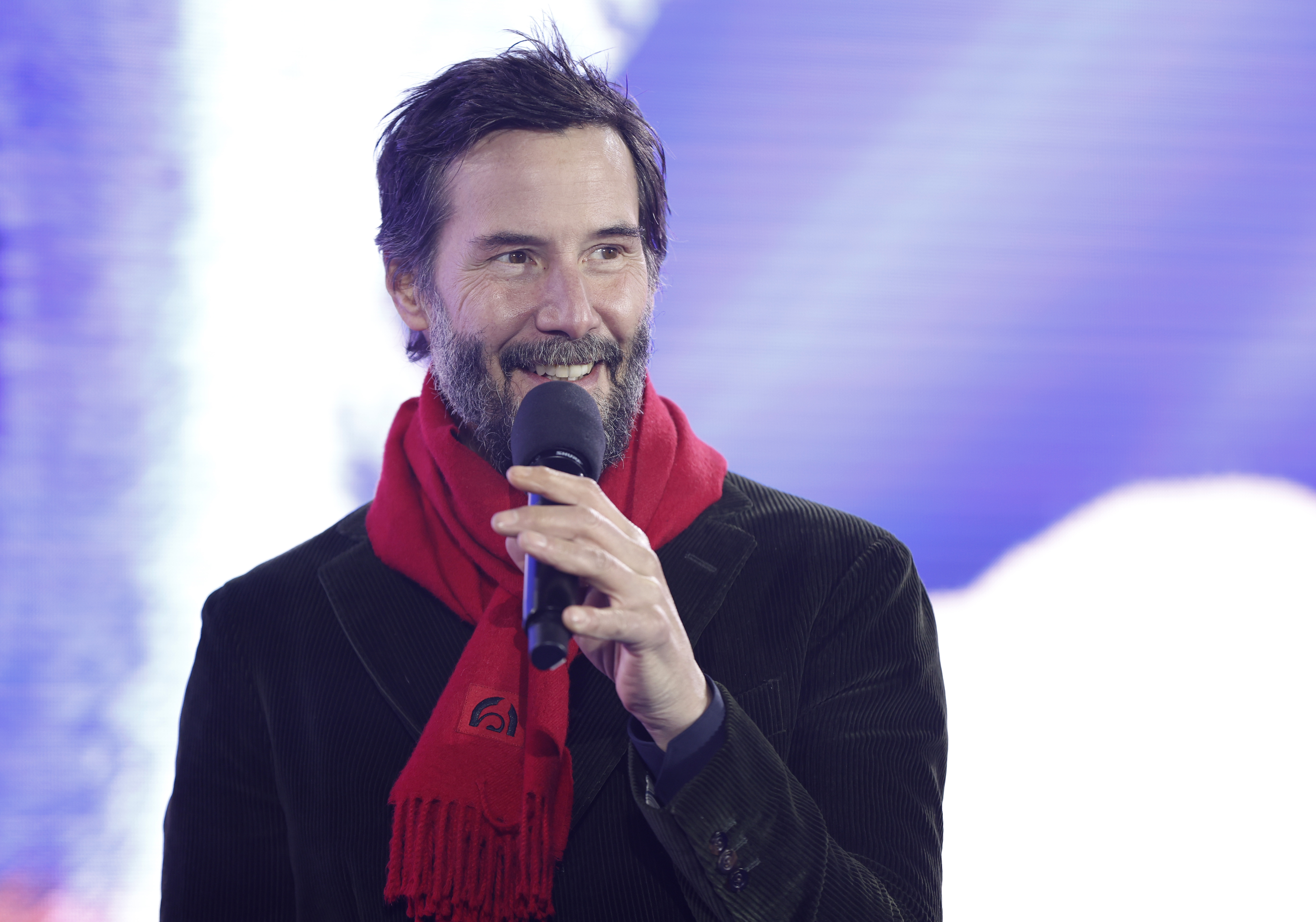 Keanu Reeves declined a steaming shower with Ione Skye, but was “friendly”, she writes