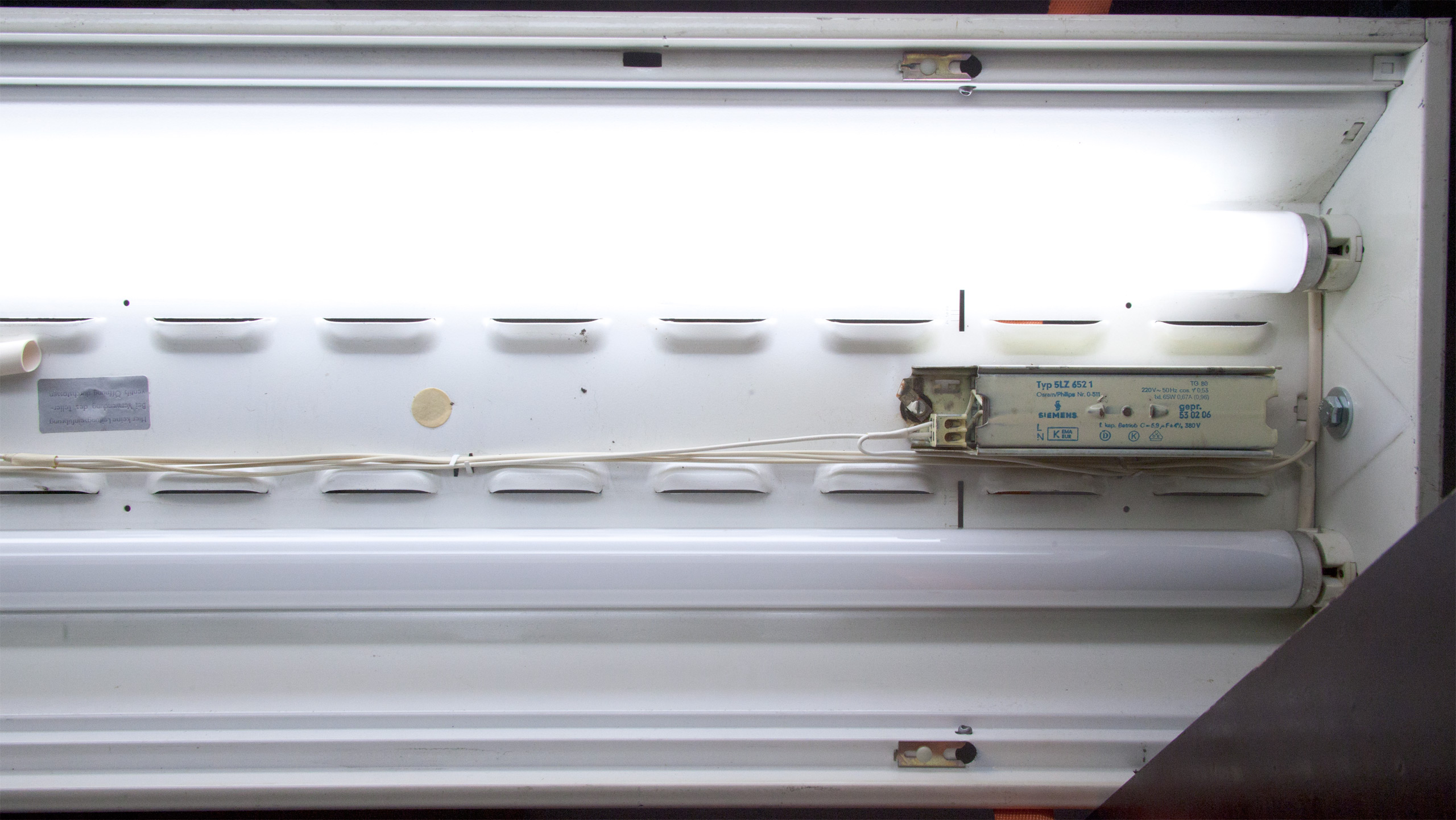 Engrave plexiglass with hand engraver (can use a sten. Leuchtstofflampe mit 2 RÃ¶hren - nur eine brennt