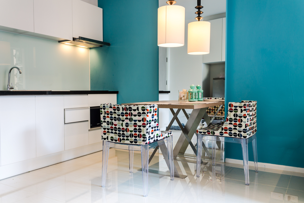 La teinte a la capacité de donner un coup de . Idee Deco Essayer La Peinture Bleu Canard C Est L Adopter Monequerre Fr