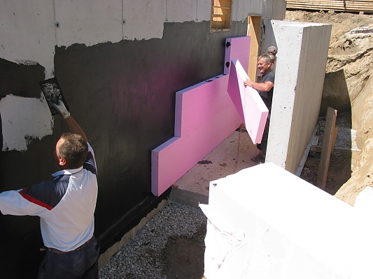 Jetzt haben wir uns mit einem tiefbauer getroffen und er empfahl uns eine drainage um das haus . Monsterhaus | Keller gegen Feuchtigkeit isolieren