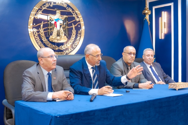 الزبيدي يعيشُ في ذعر خشيةَ انقلاب قيادات الانتقالي عليه