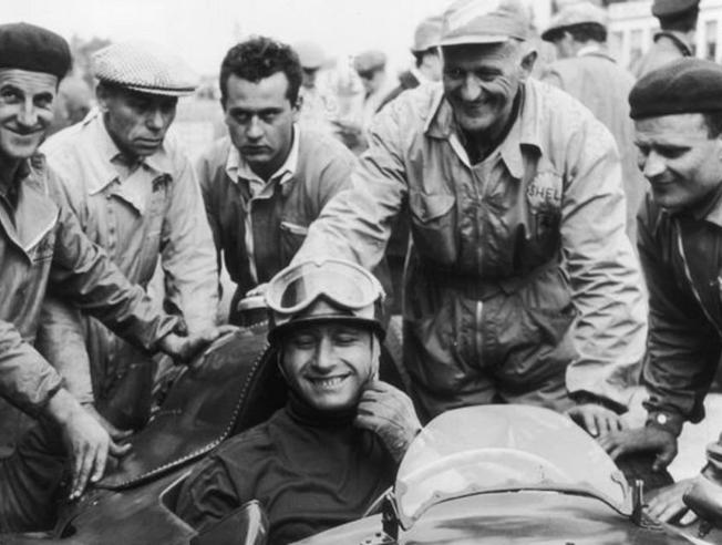 (hora peruana) y tendrá lugar en el. El álbum de Juan Manuel Fangio