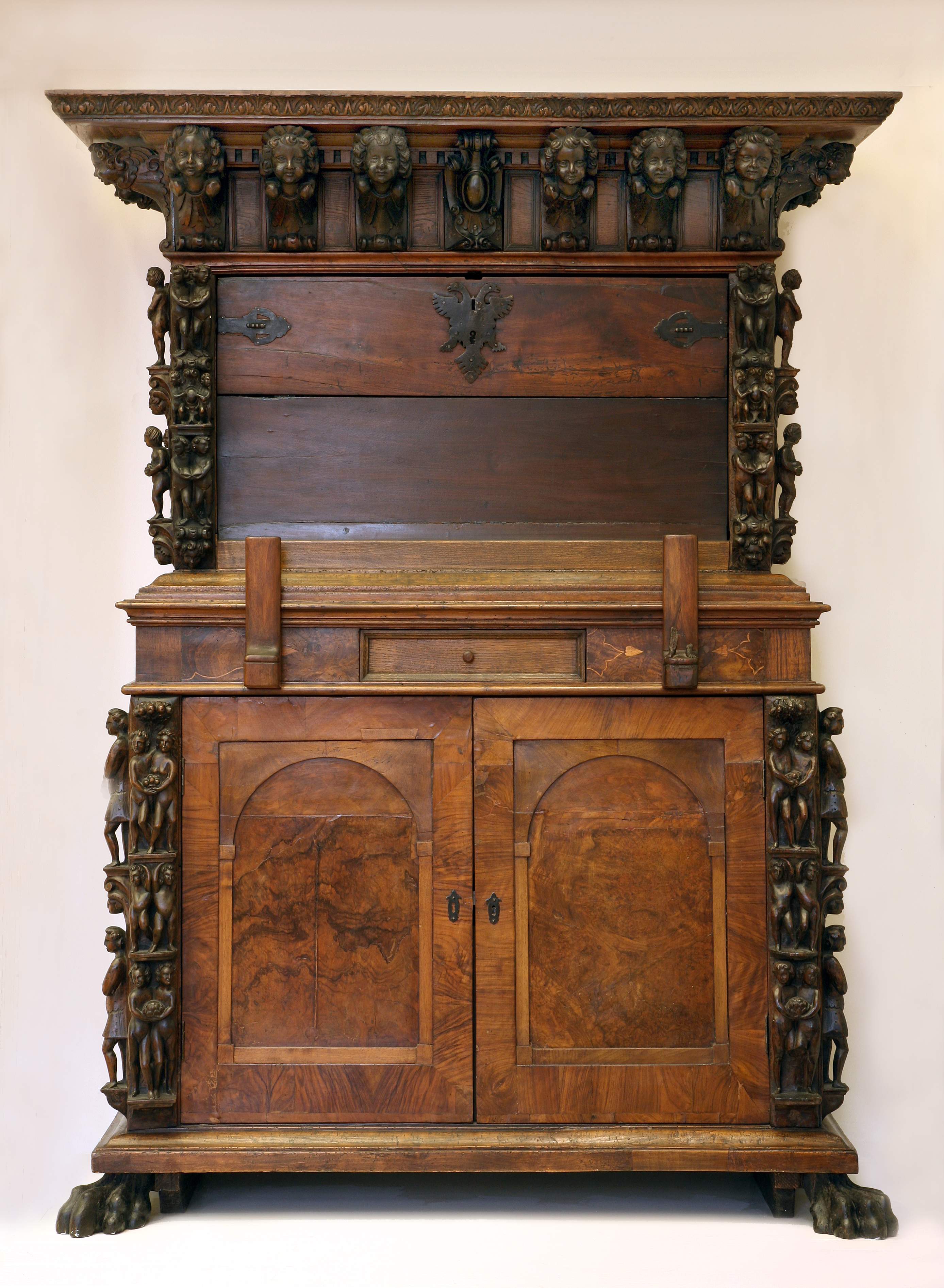 Kabinetski ormar – studiolo, Ligurija, Genova, druga pol. 16. st., orahovina, dijelovi rezbareni, korijenski furnir oraha, 183 x 143 x 46 cm, MUO 9427