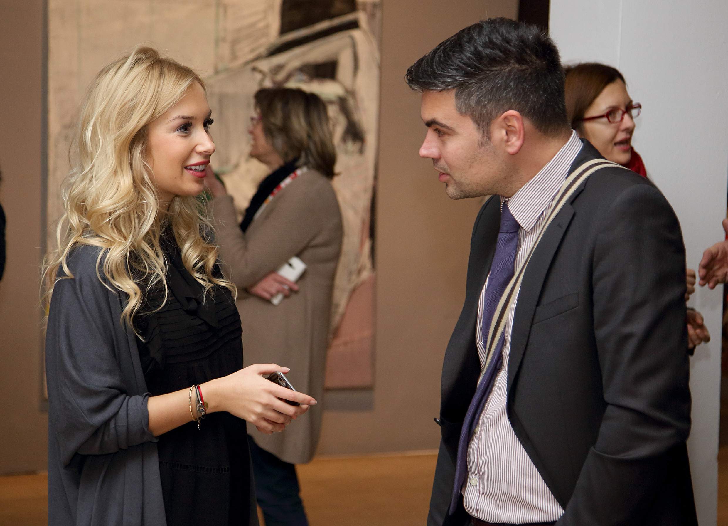 Adriana Prlić, koordinatorica izložbe MATKO VEKIĆ: ORIJENTAlizaCIJA i Danijel Vidović, ravnatelj Hrvatskog doma Herceg Stjepan, Mostar