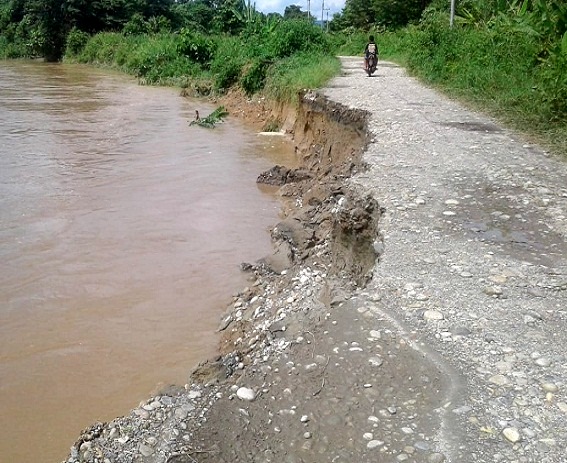 Semakin Parah, Jalan Poros Menuju Jaya Mukti-Wanggar Pantai Terancam Putus