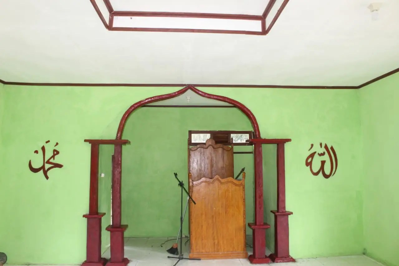 TMMD REG KE 108 KODIM 1203/KETAPANG BAGIAN DALAM MUSHOLA BEGITU INDAH  PADUAN WARNA CAT SERTA BENTUK AKSESORISNYA – News Hunter