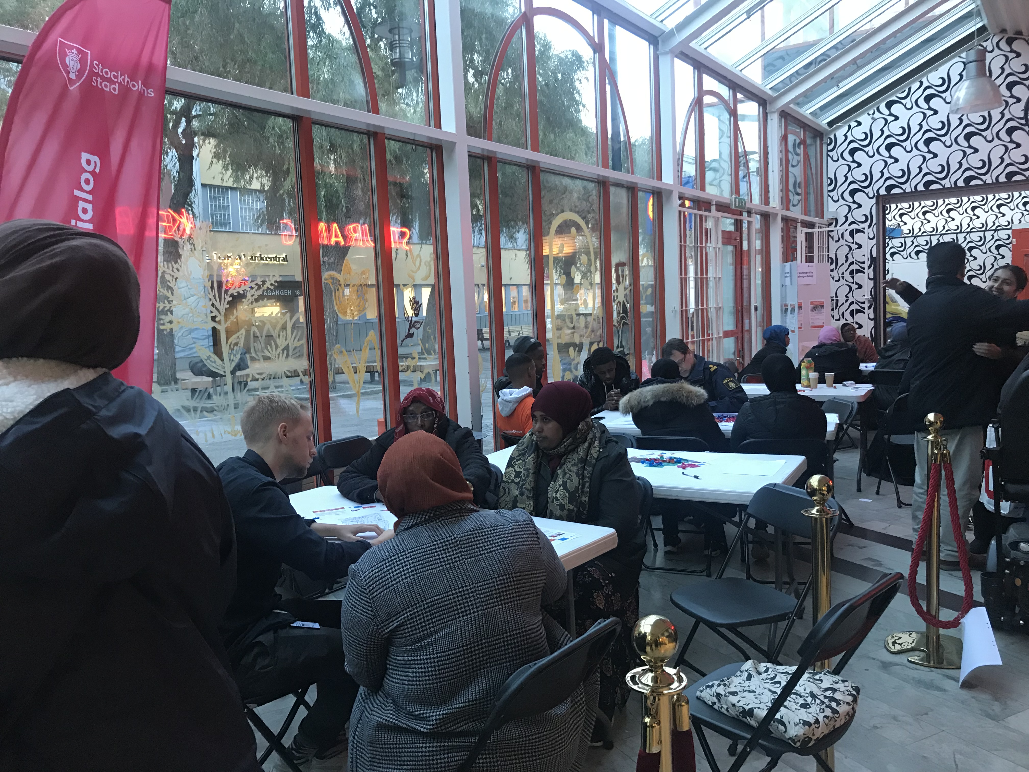 En skottlossning misstänks ha inträffat i tensta i norra se skadade fasaden efter detonationen i tensta. Medborgardialogen i Tensta fick kritik av medborgarna ...