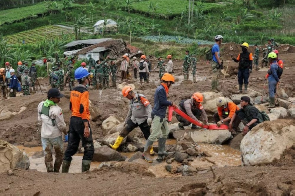 ارتفاع عدد الوفيات جراء انهيار أرضي في إندونيسيا إلى 50 شخصاً