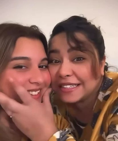 بعد غياب عام.. شيرين عبد الوهاب تعود للظهور برفقة ابنتها وتطمئن جمهورها