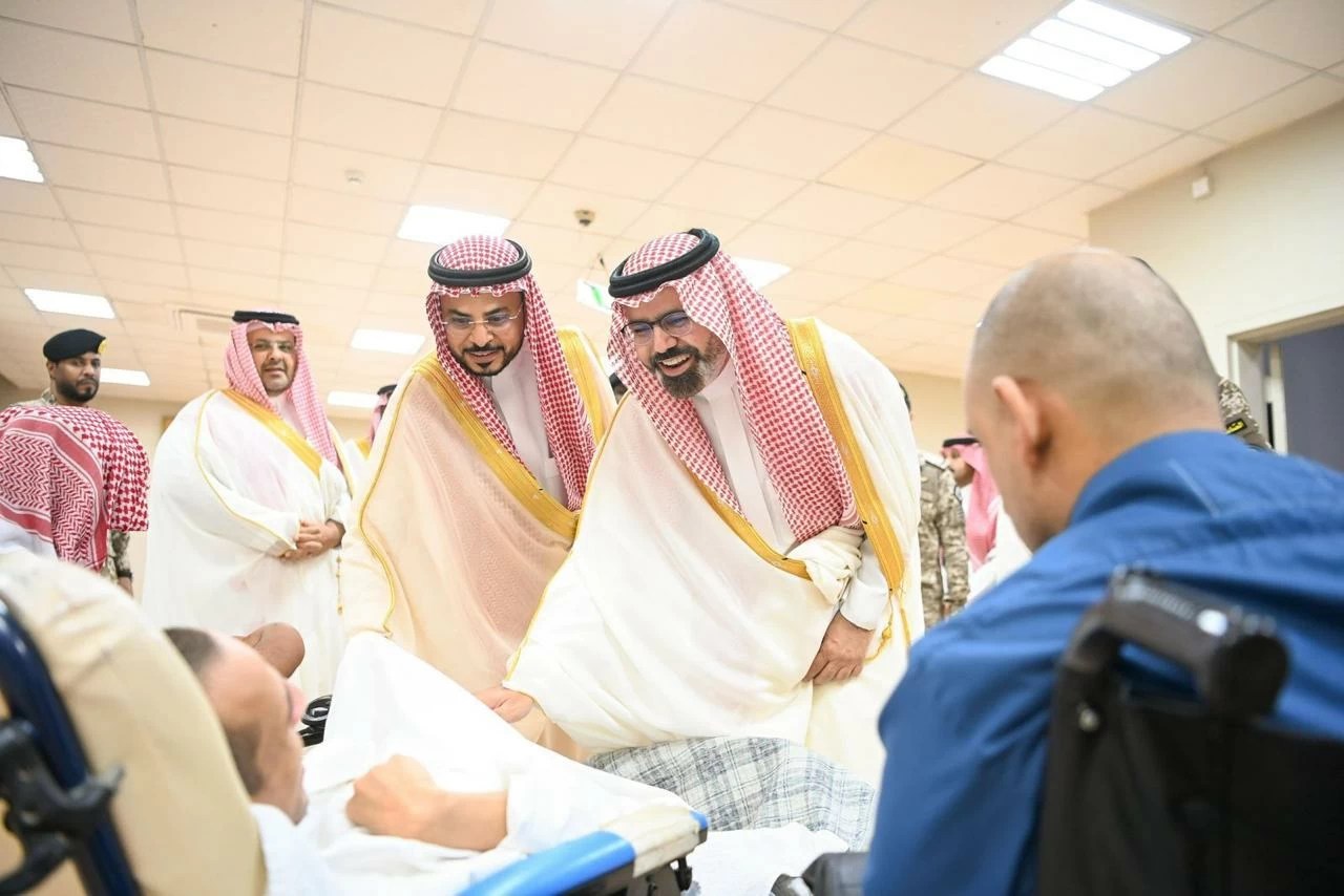 نائب أمير جازان يعايد منسوبي ونزلاء مركز التأهيل الشامل&nbsp;