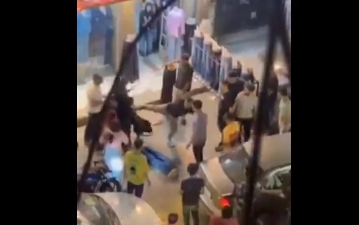 فيديو : ركل وسحل أمام الملأ.. شاب يعتدي على فتيات في مصر