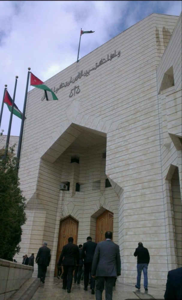بائع مياه يؤسس صفحات وهمية للاحتيال باسم &laquo;الشيخة مهرة والشيخة فطيم&raquo;