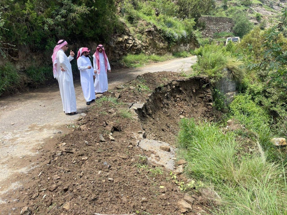 باشرت الانهيارات الجبلية في المحافظة.. الجهات المعنية بالداير تواصل فتح الطرقات وتنظيفها