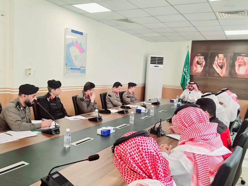 محافظ محايل يرأس اجتماع لجنة السلامة المرورية