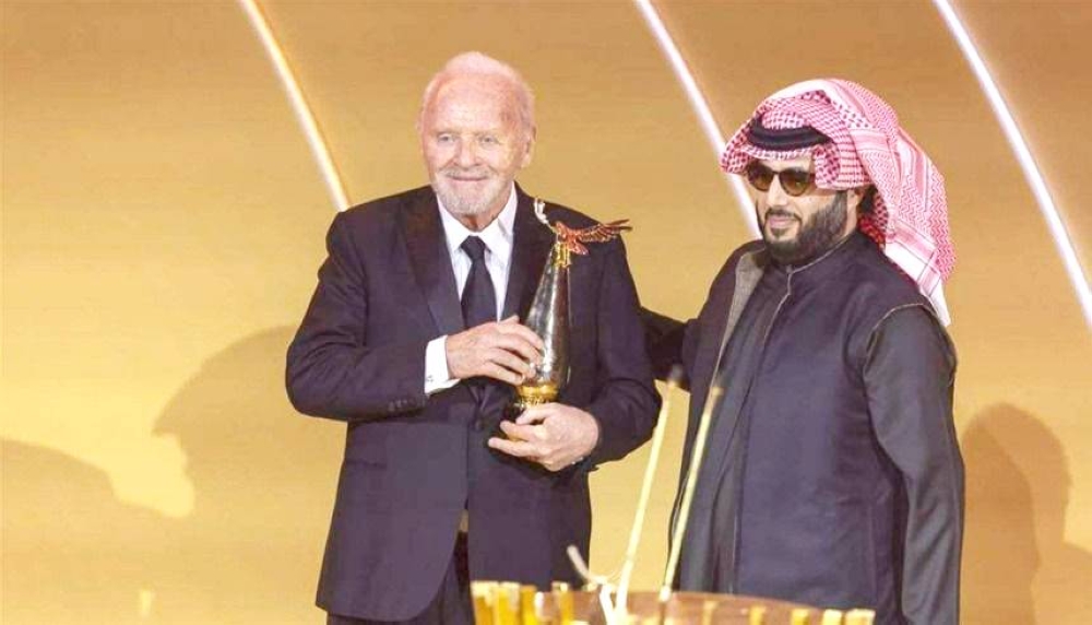 بعد سيلين ولوبيز وكاميلا.. العالمي هوبكنز يعزف في الرياض