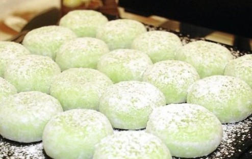 Kue yang konon kabarnya asli dari jepang seperti ini memiliki tekstur yang kenyal dan enak karena memiliki isi kacang. Resep Kue Mochi Kacang Tanah Kenyal Bikin Ketagihan