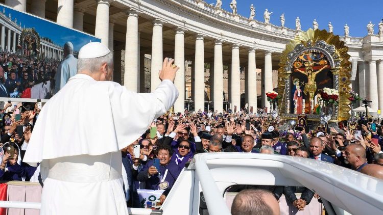 En la Plaza San Pedro, el Papa León XIV bendijo la imagen del Señor de los Milagros ante miles de devotos