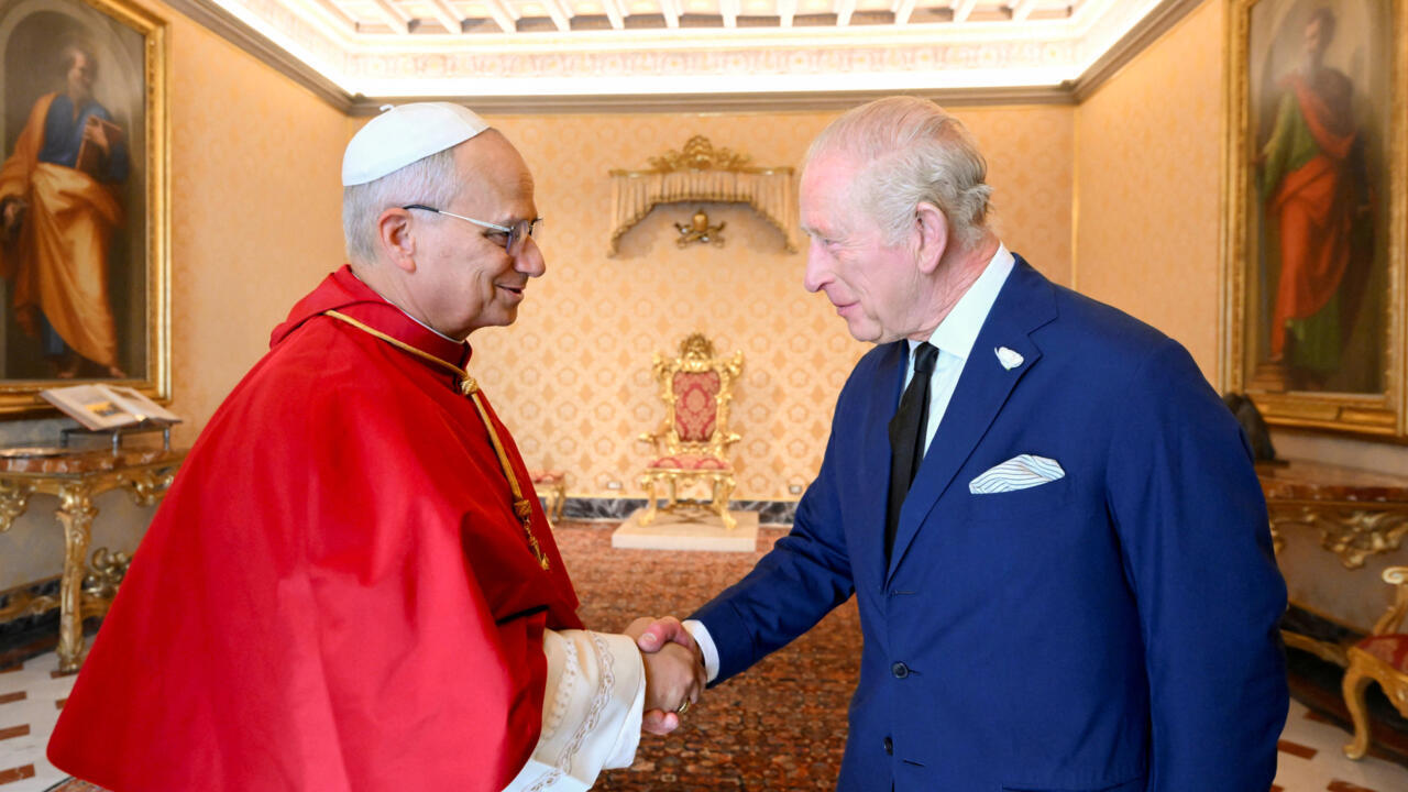 Vaticano: Se concretó histórica reunión entre el rey Carlos III y el papa León XIV
