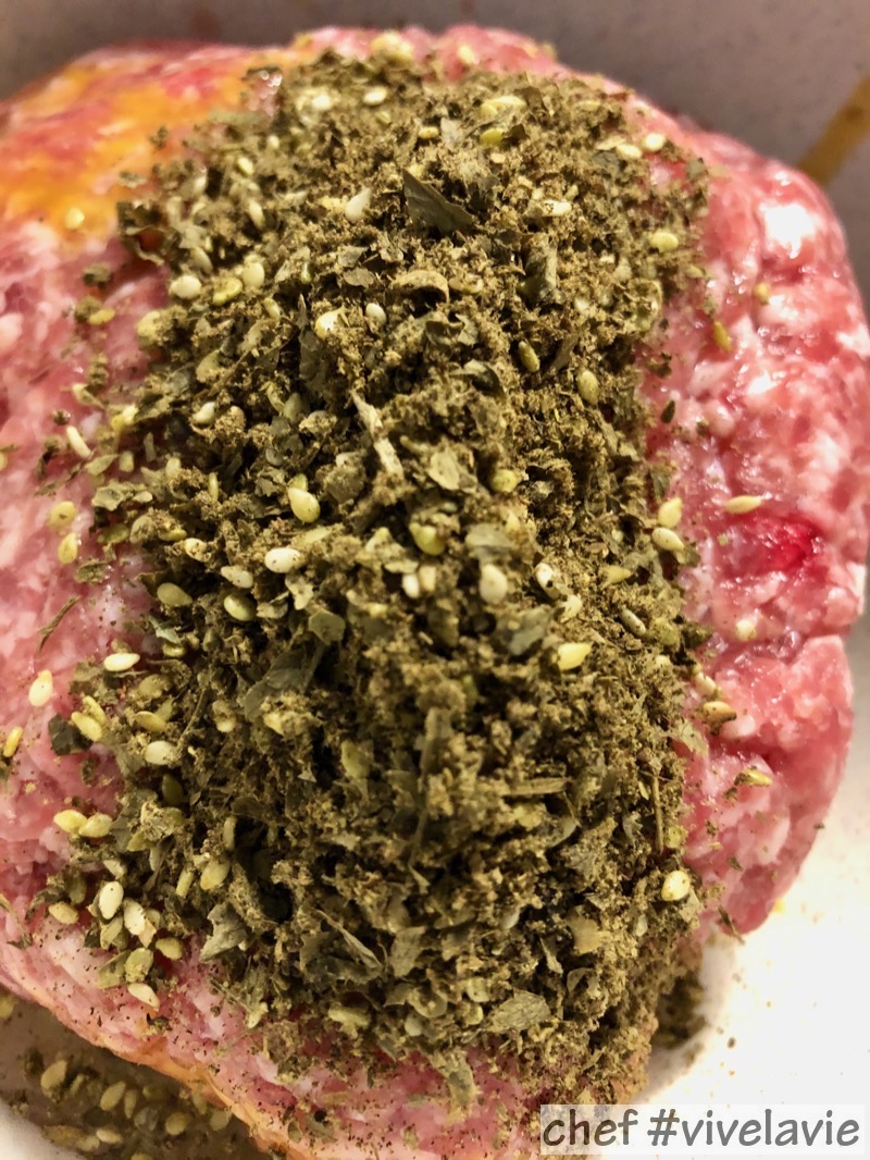 de za'atar op het gehakt