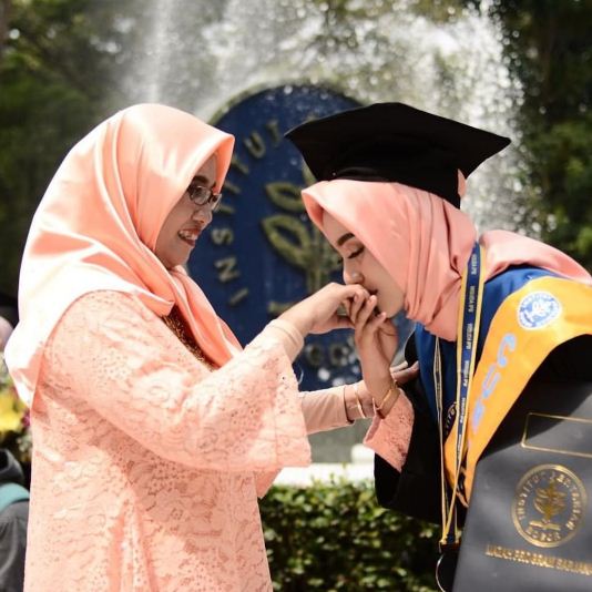 Tidak seperti ketika kita masih di perguruan tinggi, bermain bersama, menghabiskan waktu untuk bersatu, hehe. 15 Foto Momen Wisuda Outdoor Bareng Pacar Bersama Keluarga