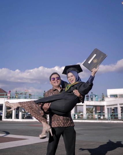 Galeri foto wisuda purna siswa sma negeri 1 puri… wisuda purna siswa sma negeri 1 puri mojokerto telah sukses dan lancar diselenggarakan pada hari rabu, 20 mei 2015. 15 Foto Momen Wisuda Outdoor Bareng Pacar Bersama Keluarga Di Studio Terbaru Portalkuningan Com