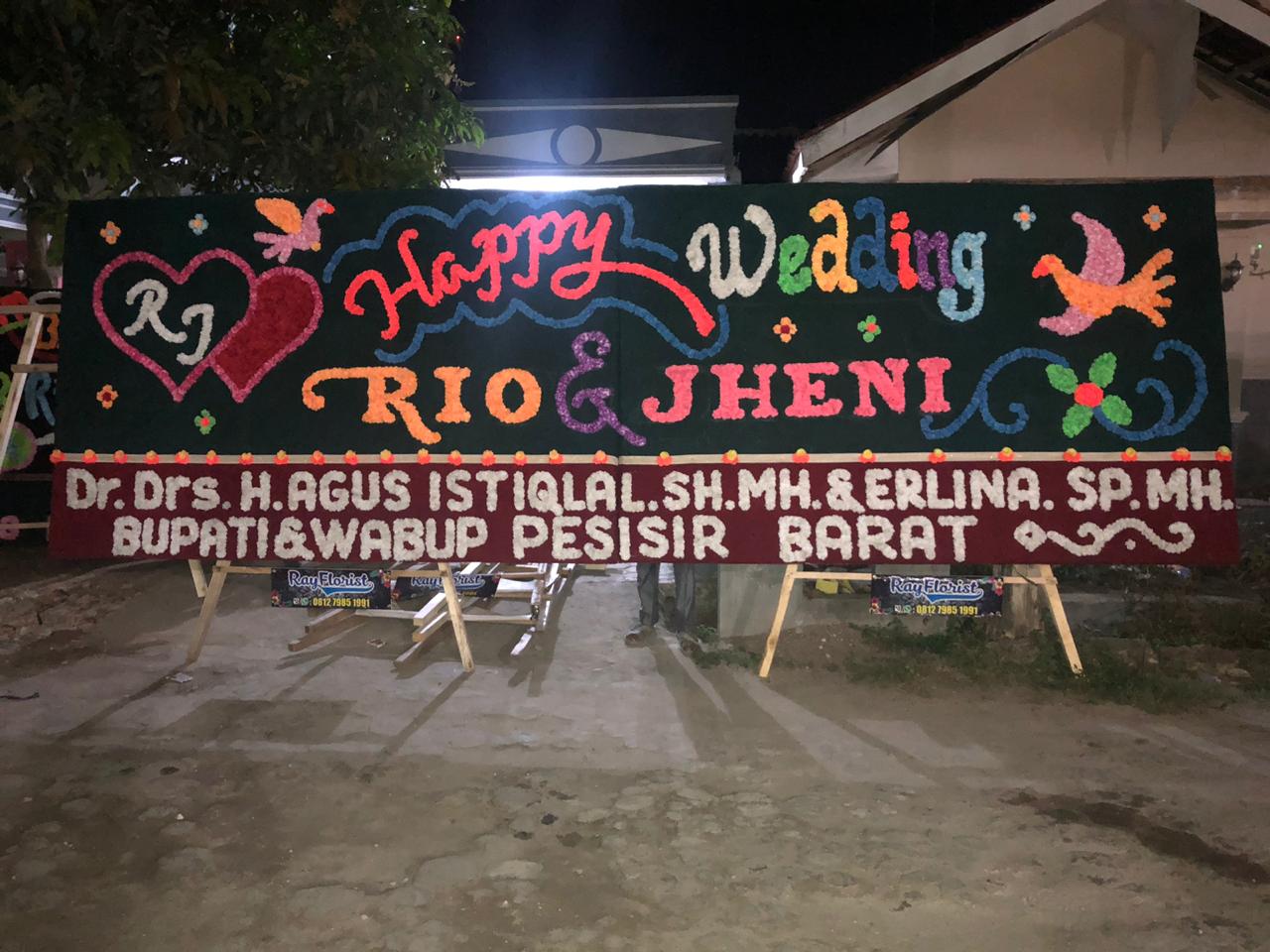 Diantara jasa yang bisa kita tawarkan adalah papan bunga untuk acara pernikahan, khitanan, aqiqah, peresmian suatu usaha, ucapan selamat . Papan Bunga Lampung