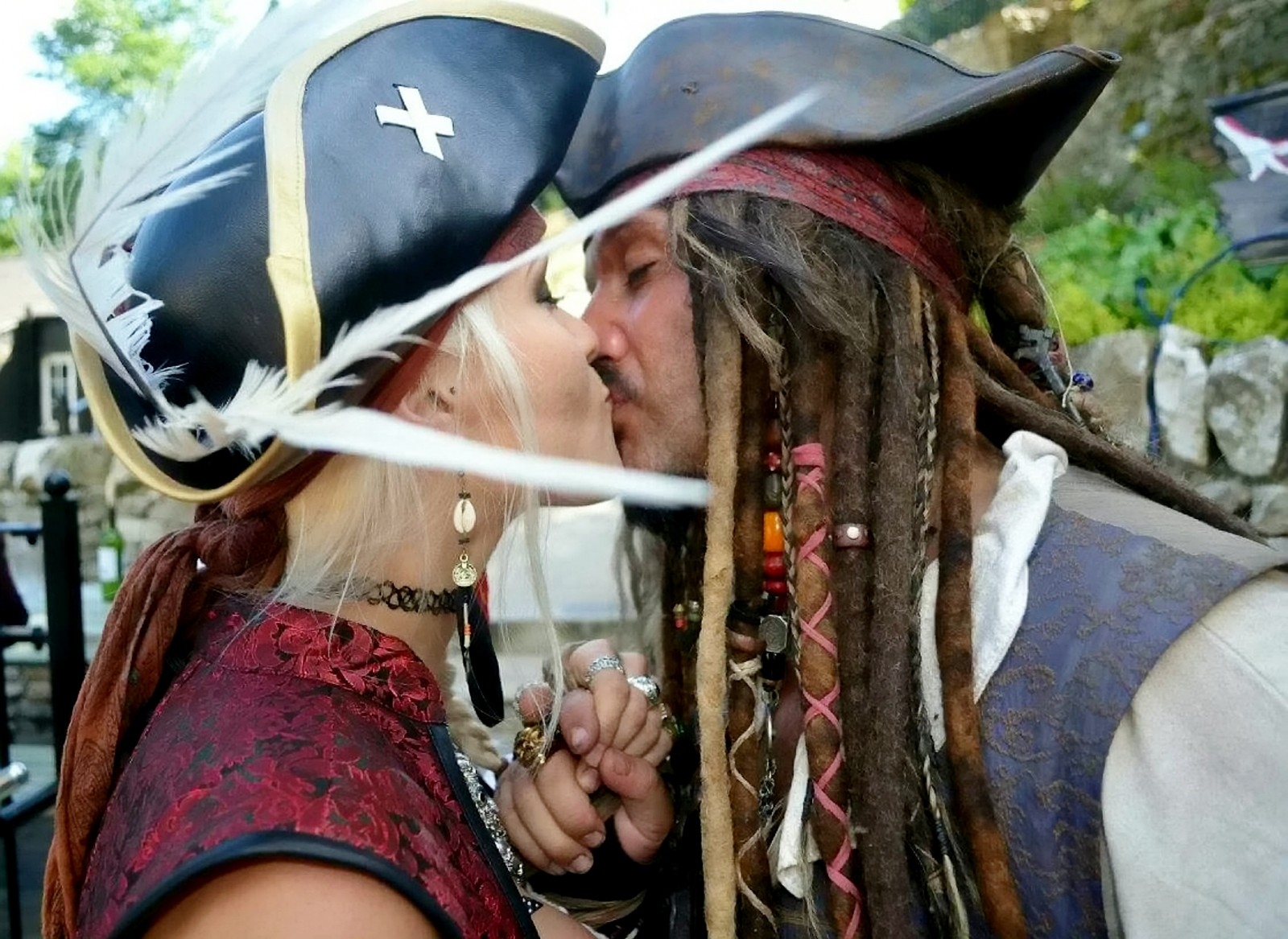 Jack sparrow dragon ring replica (pirates of the caribbean): Pirates of Caribbean fan proposes to girlfriend dressed as