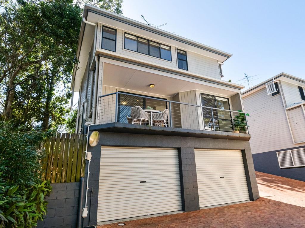 Jaw-dropping townhouse auction sees final sale price fly past million Jaw-dropping townhouse auction sees final sale price fly past million