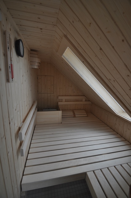 Wer einen passenden schrank in dachschrägen und ecken montieren will, ergänzt sein schlafzimmer mit einer geschmackvollen variante, die sich mit all unseren . Sauna mit DachschrÃ¤ge
